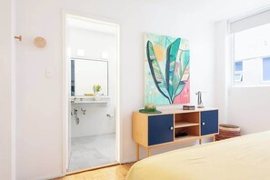 4 habitaciones, escritorio y tabla de planchar con plancha 