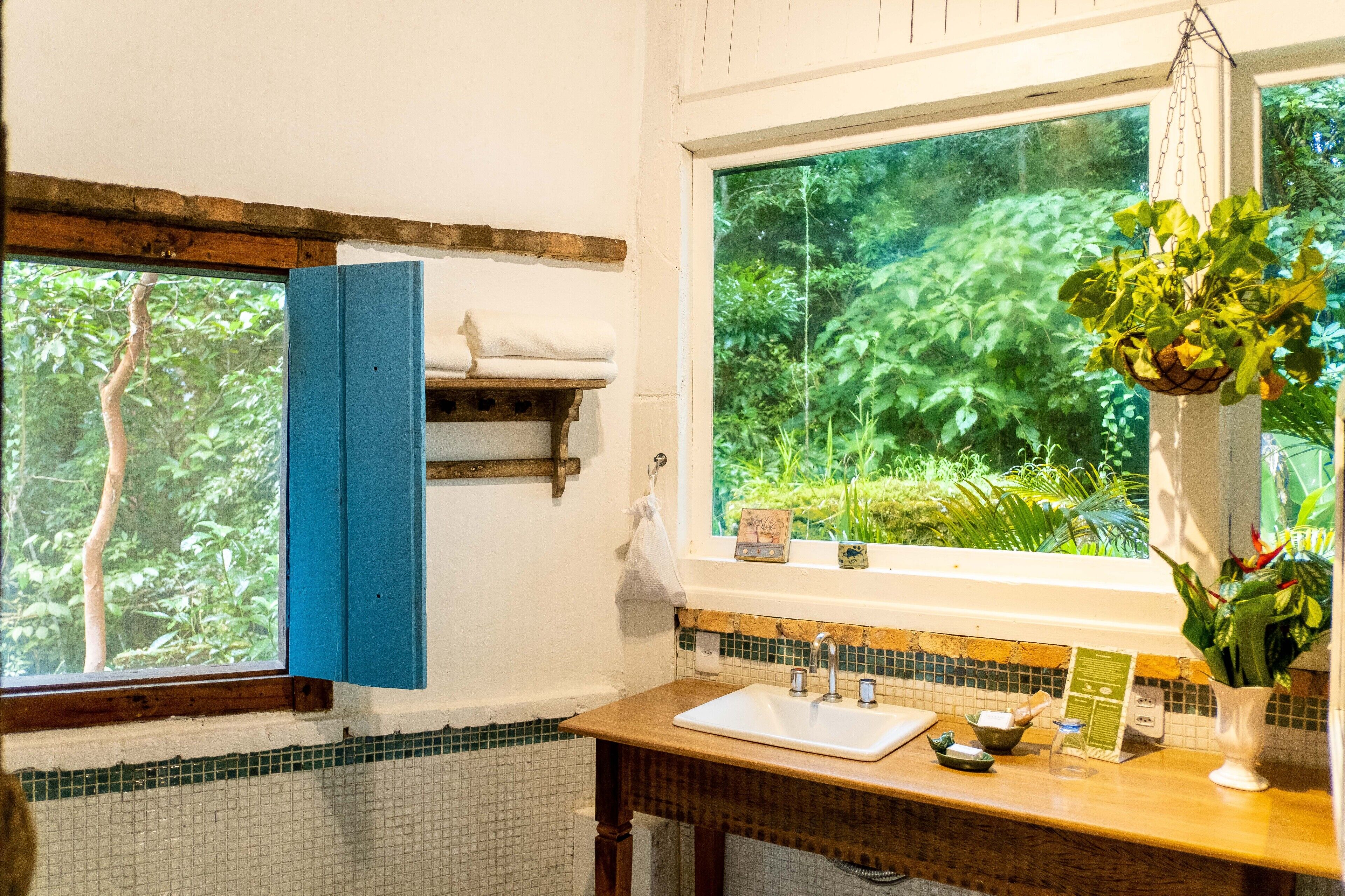 Casa luxo | Banheiro | Banheira de imersão, produtos de toalete de grife, secador de cabelo 