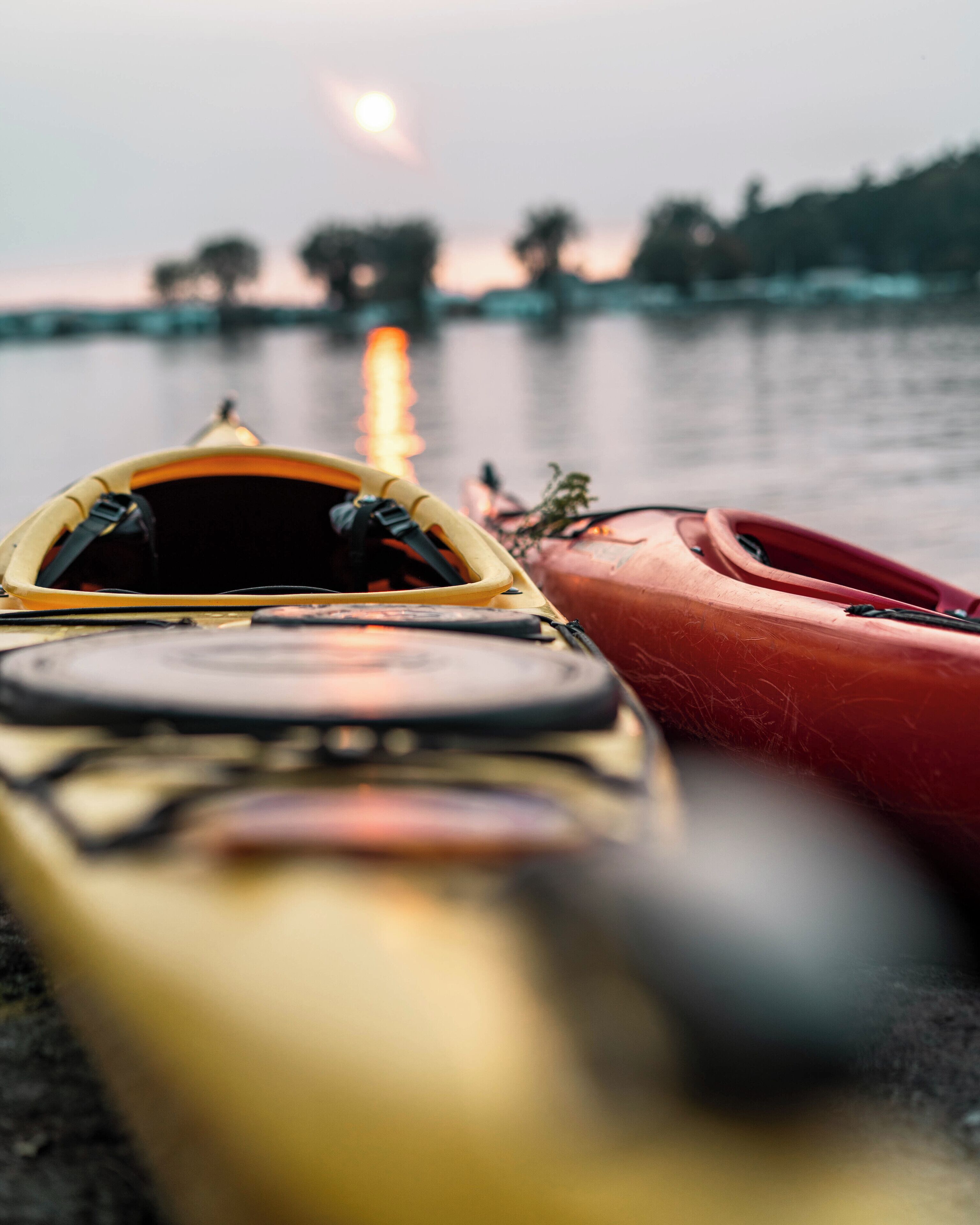 Um caiaque e um canoa em águas calmas.