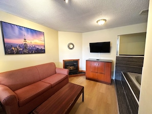 Suite familiale, Plusieurs lits, non-fumeur, baignoire Ă jets | 1 chambre, lit avec matelas Ă plateau-coussin, bureau