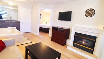 Suite – deluxe, 1 kingsize-seng | Senger med overmadrass, skrivebord og skrivebord for bærbar PC