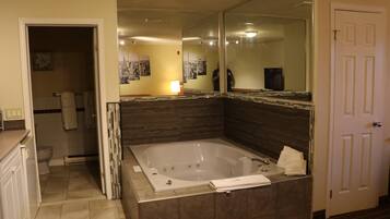 Family Suite, Multiple Beds, Non Smoking, Jetted Tub | Jetted tub