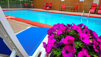 Una piscina al aire libre de temporada