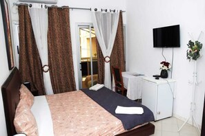 5 habitaciones, tabla de planchar con plancha, wifi y ropa de cama 