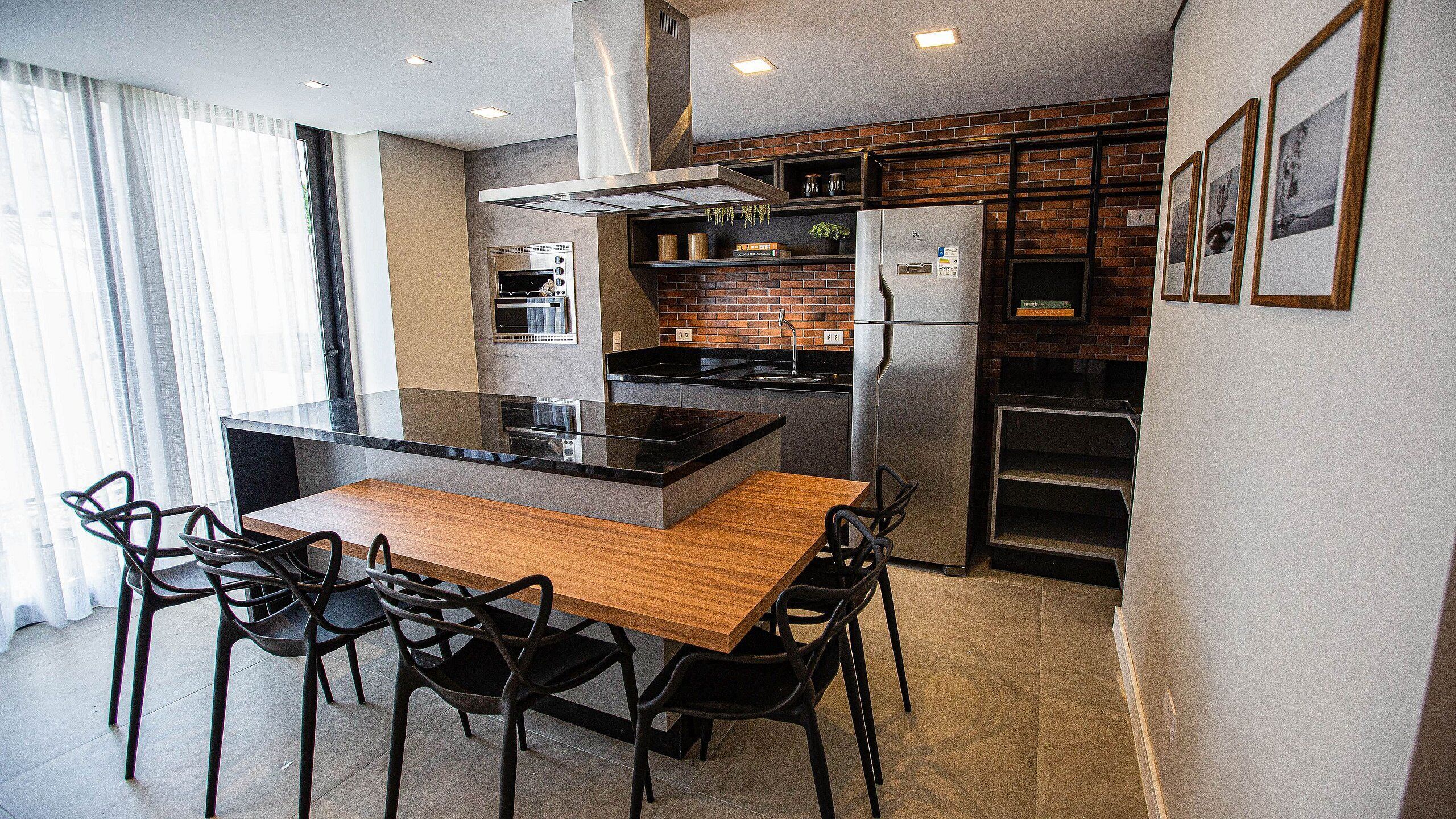 Geladeira, micro-ondas, talheres/pratos/utensílios de cozinha