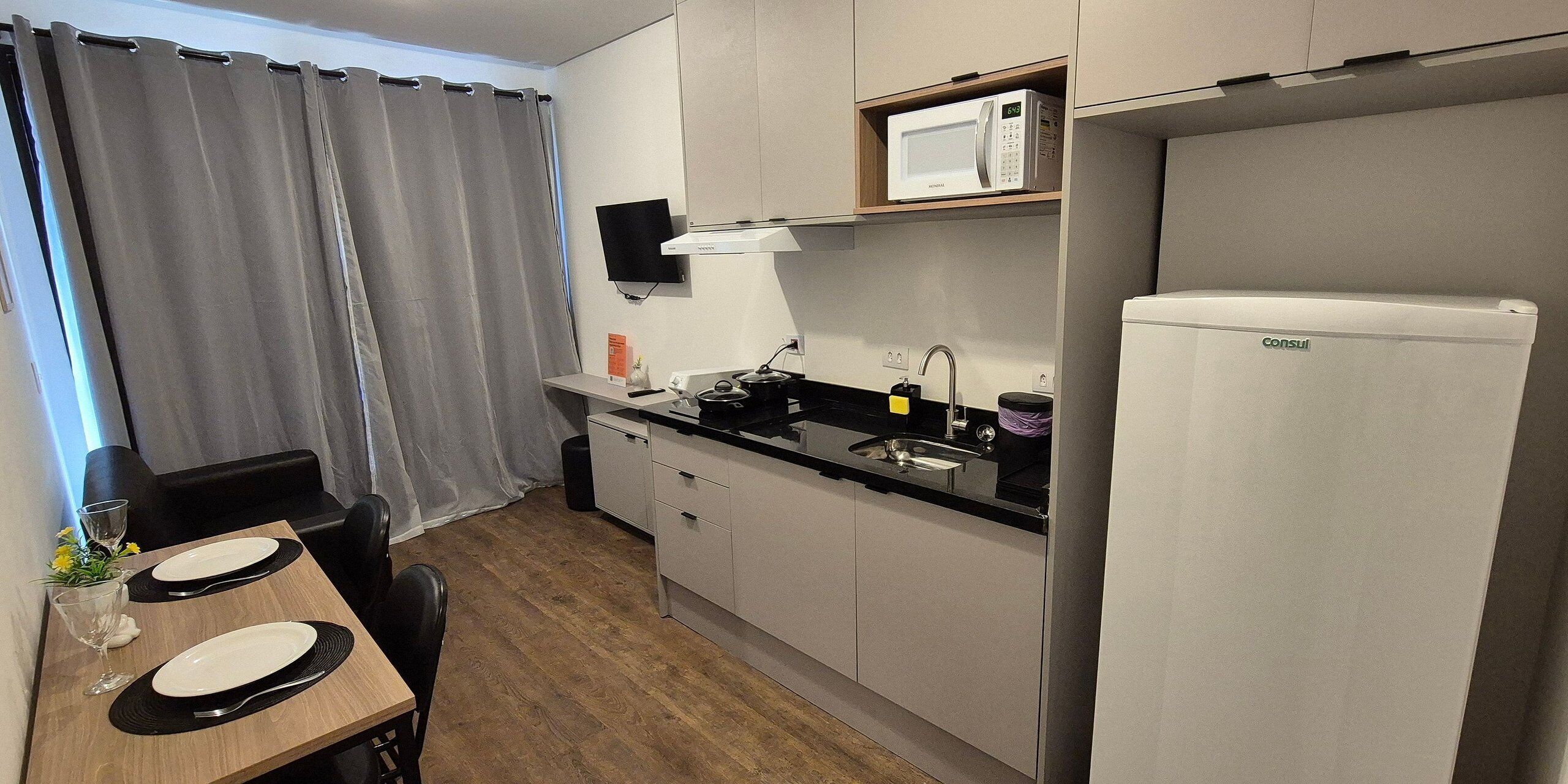 Geladeira, micro-ondas, talheres/pratos/utensílios de cozinha