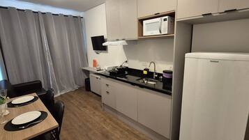 Geladeira, micro-ondas, talheres/pratos/utensílios de cozinha