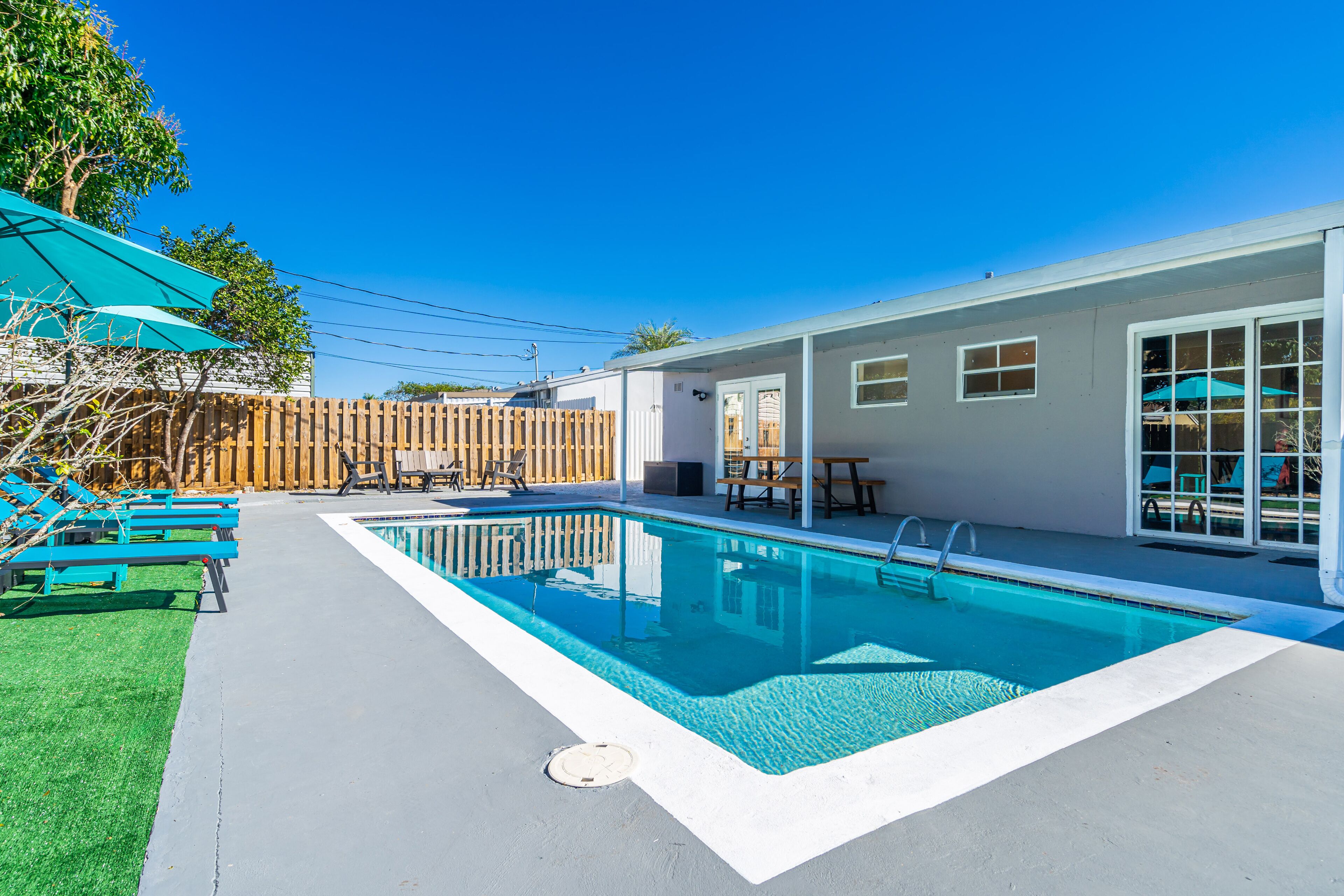 Holiday Home 4BR Private Pool near HardRock Casino