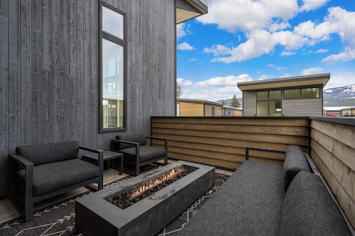 NEW! Spacious 3BR, 3.5b, Hot Tub, Fire Pit, Pool!