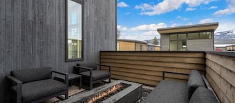 NEW! Spacious 3BR, 3.5b, Hot Tub, Fire Pit, Pool!