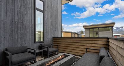 NEW! Spacious 3BR, 3.5b, Hot Tub, Fire Pit, Pool!