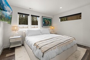 3 bedrooms, iron/ironing board, travel cot, free WiFi - NEW! Spacious 3BR, 3.5b, Hot Tub, Fire Pit, Pool! (Whitefish)