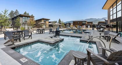 NEW! Spacious 3BR, 3.5b, Hot Tub, Fire Pit, Pool!