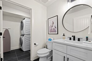 Douche, séchoir à cheveux, serviettes fournies, shampooing