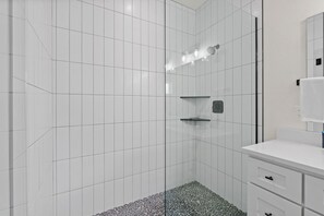 Douche, séchoir à cheveux, serviettes fournies, shampooing