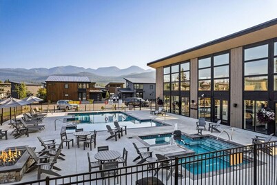 NEW! Spacious 3BR, 3.5b, Hot Tub, Fire Pit, Pool!