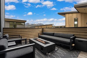 Terrace/patio - NEW! Spacious 3BR, 3.5b, Hot Tub, Fire Pit, Pool! (Whitefish)