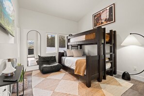 3 soverom, strykejern/-brett, reiseseng for barn og wi-fi (inkludert)