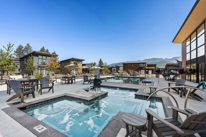 New! Meticulously Designed 3BR, 3.5B with Pool, Hot Tub, Fire Pit Access!