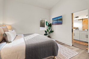 3 bedrooms, iron/ironing board, travel crib, free WiFi - New! Meticulously Designed 3BR, 3.5B with Pool, Hot Tub, Fire Pit Access! (Whitefish)