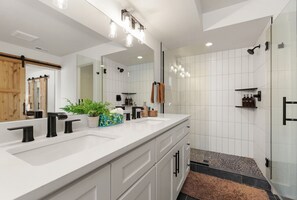 Dusj, hårføner og håndklær