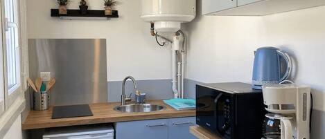 冷蔵庫、電子レンジ、コーヒー / ティーメーカー