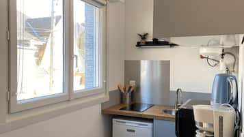 KĂŒhlschrank, Mikrowelle, Wasserkocher mit Kaffee-/Teezubehör
