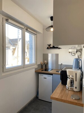 Kjøleskap, mikrobølgeovn og kaffetrakter/tekoker