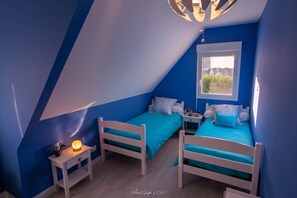 5 Schlafzimmer, Schreibtisch, Bügeleisen/Bügelbrett, Reisekinderbett