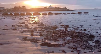 Beautiful new cottage with coastal walks, beaches, golf and Wild Atlantic Way.