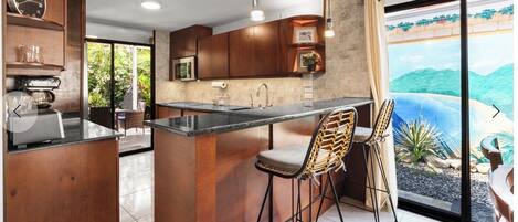 Kylskåp, mikrovågsugn, ugn och spishäll