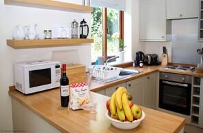 Een koelkast, een magnetron, een oven, een vaatwasser