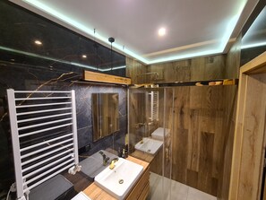 Dusche, Haartrockner, Handtücher, Seife