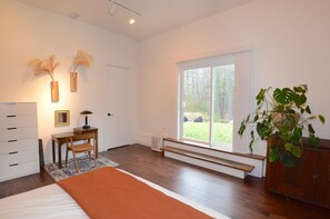 2 bedrooms, desk, iron/ironing board, travel crib - THE HIDDEN COTTAGE Private, Relaxing, Great Location, Has Everything You Need (Saugerties)