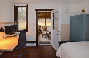 2 soverom, skrivebord, strykejern/-brett og reiseseng for barn