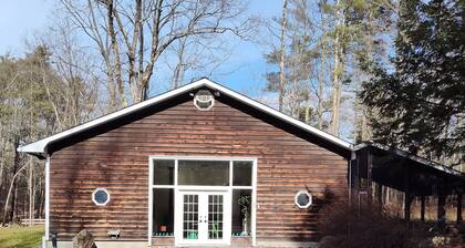 THE HIDDEN COTTAGE Private, Relaxing, Great Location, Has Everything You Need