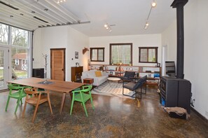 Smart-TV, fotballspill, bøker og kontorer