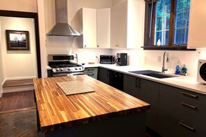 Fridge, microwave, oven, stovetop - THE HIDDEN COTTAGE Private, Relaxing, Great Location, Has Everything You Need (Saugerties)