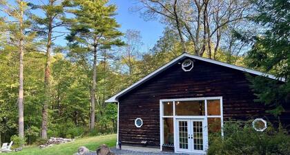 THE HIDDEN COTTAGE Private, Relaxing, Great Location, Has Everything You Need