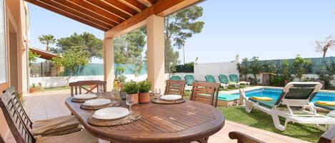 تناول الطعام بالخارج