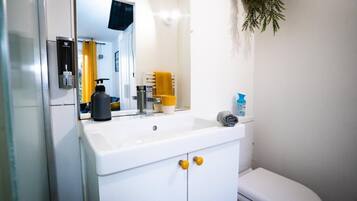 Douche, sĂšche-cheveux