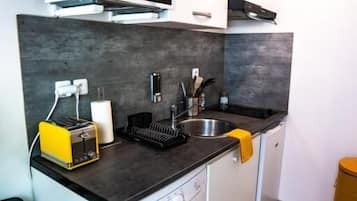 Fridge, microwave, stovetop, coffee/tea maker