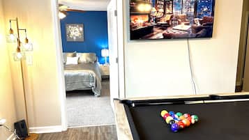 2 chambres, coffres-forts dans les chambres, fer et planche à repasser