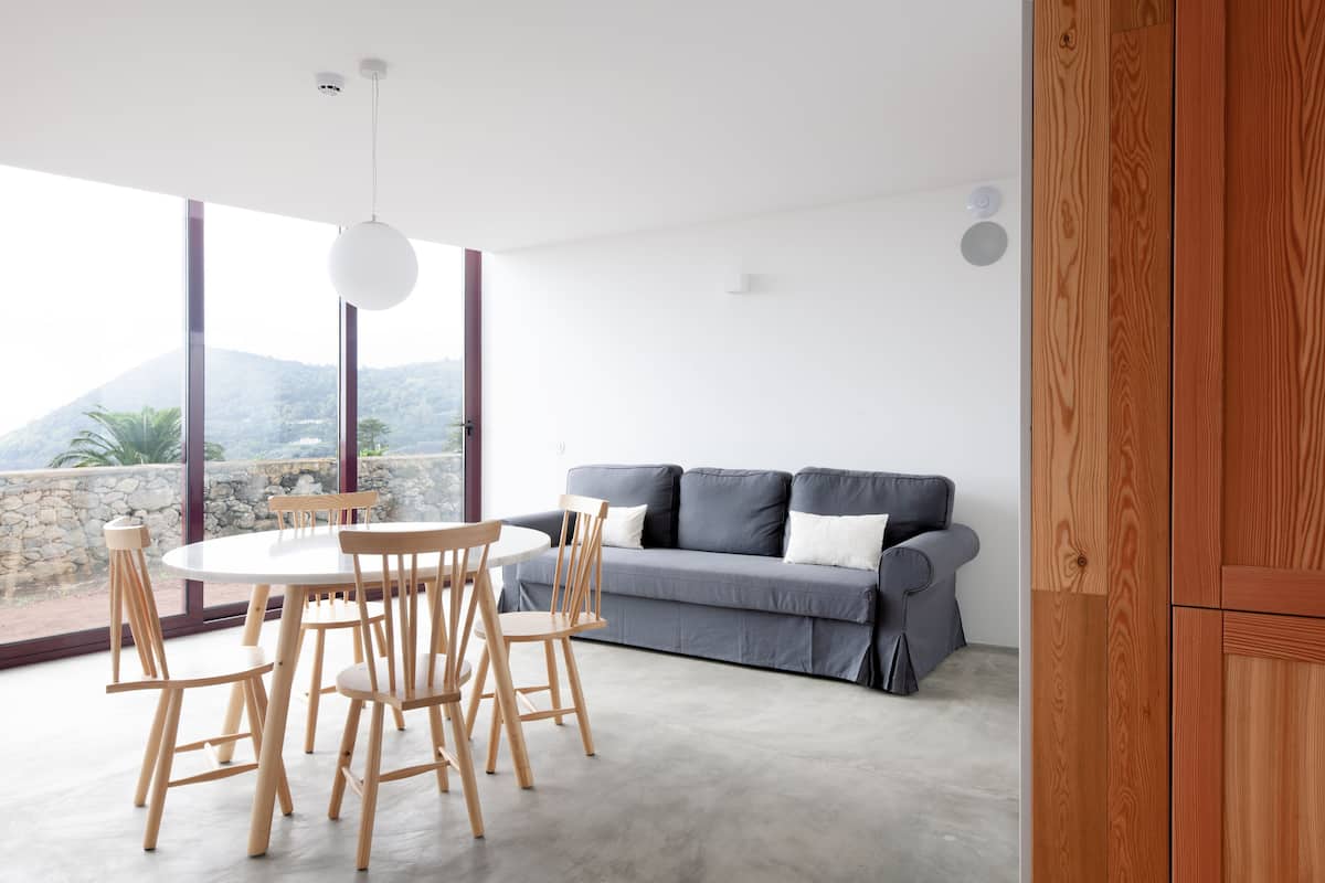 Een 50-inch ledtelevisie met kabelzenders