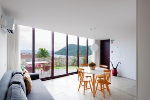 Vila família | Área de estar | TV LED 50 polegadas com canais a cabo