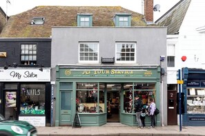 Point of interest - Sandpiper is a newly refurbished, centrally located, split-level apartment sleeping four. (Whitstable)