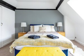 2 bedrooms, iron/ironing board, travel cot, free WiFi - Sandpiper is a newly refurbished, centrally located, split-level apartment sleeping four. (Whitstable)