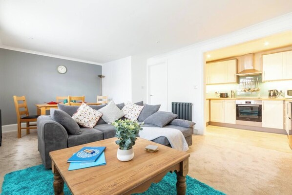 Smart TV, offices - Sandpiper is a newly refurbished, centrally located, split-level apartment sleeping four. (Whitstable)