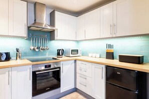 Fridge, microwave, oven, stovetop - Sandpiper is a newly refurbished, centrally located, split-level apartment sleeping four. (Whitstable)
