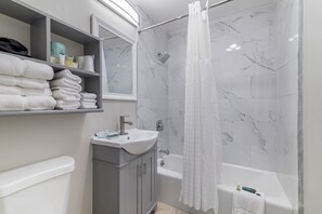 2 Double Bed Efficiency Suite | Bathroom | Free toiletries, hair dryer, towels - Downtown Dover Inn (Dover)